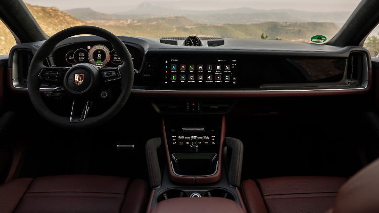 Displayfläche ist im Cayenne wahrlich nicht knapp. Immer noch nicht wegzudenken aus einem echten Porsche: der große Drehzahlmesser als Skala in der Mitte des Kombi-Instruments.