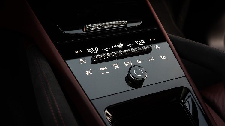 Alltägliche Features wie das Steuern der Klimaanlage lassen sich bei Porsche noch mit physischen Tasten beherrschen. Gut so.