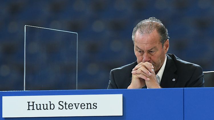 Stevens ist in tiefer Sorge um einen "ruinierten" FC Schalke. 