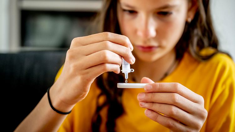 Eine US-Studie hat untersucht, wie lange Kinder und Jugendliche nach einer Corona-Infektion mit der Variante Omikron noch ansteckend sind.