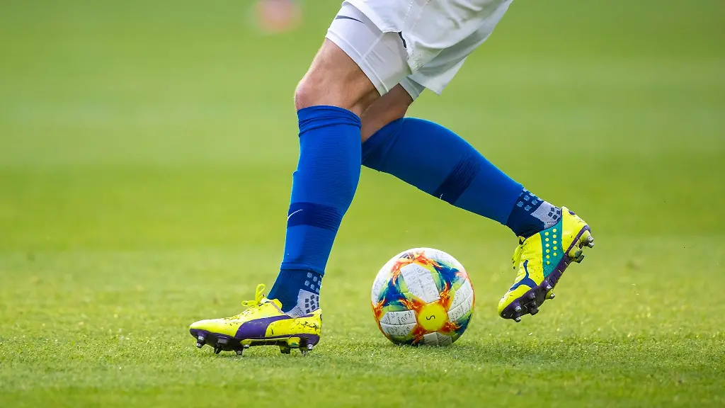 Ein-Fussballspieler-spielt-den-Ball