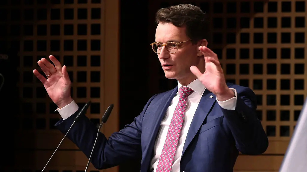 Der-nordrhein-westfaelische-Ministerpraesident-Hendrik-Wuest-CDU-spricht