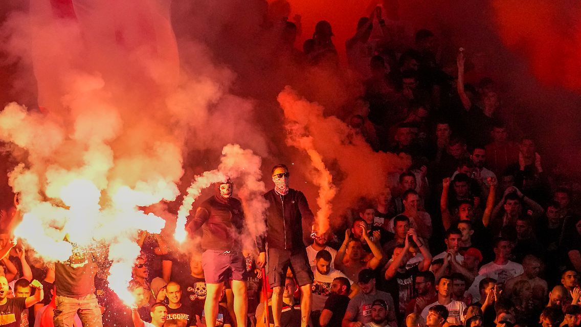 Die Roter-Stern-Fans fackeln nicht nur im Stadion, aber auch dort.