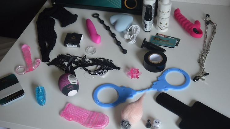 Der Klassiker unter den Sextoys, ein Auflegevibrator von Satisfyer, ist unter anderem im Adventskalender von Eis zu finden. Außerdem Dessous, Handschellen und ein Masturbationsei