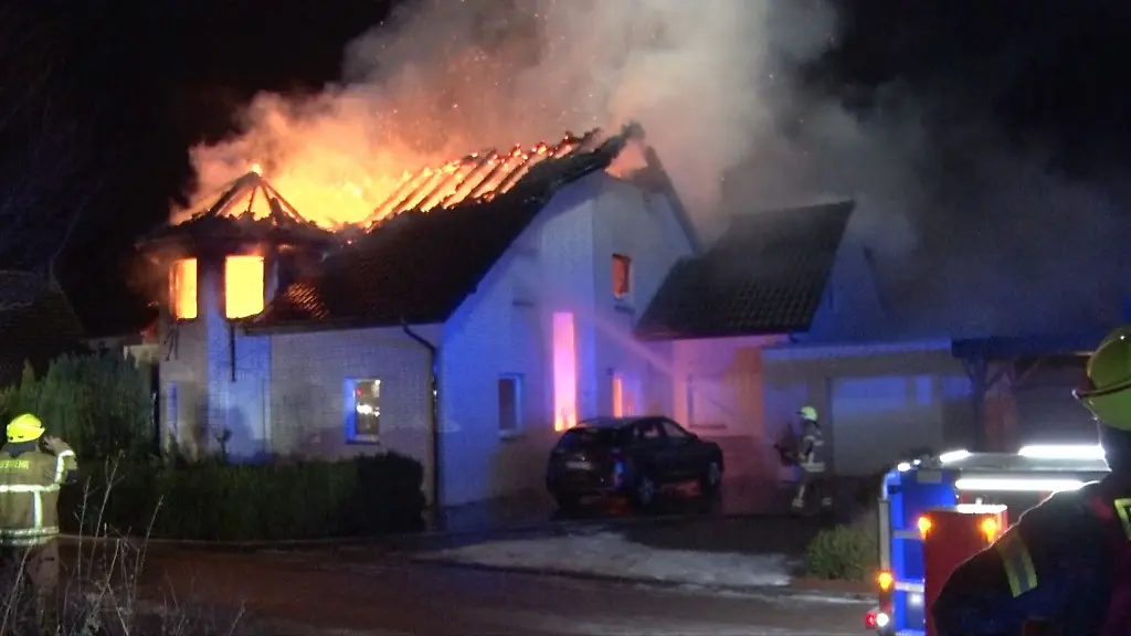 Flammen-schlagen-aus-dem-Dachstuhl-des-Hauses