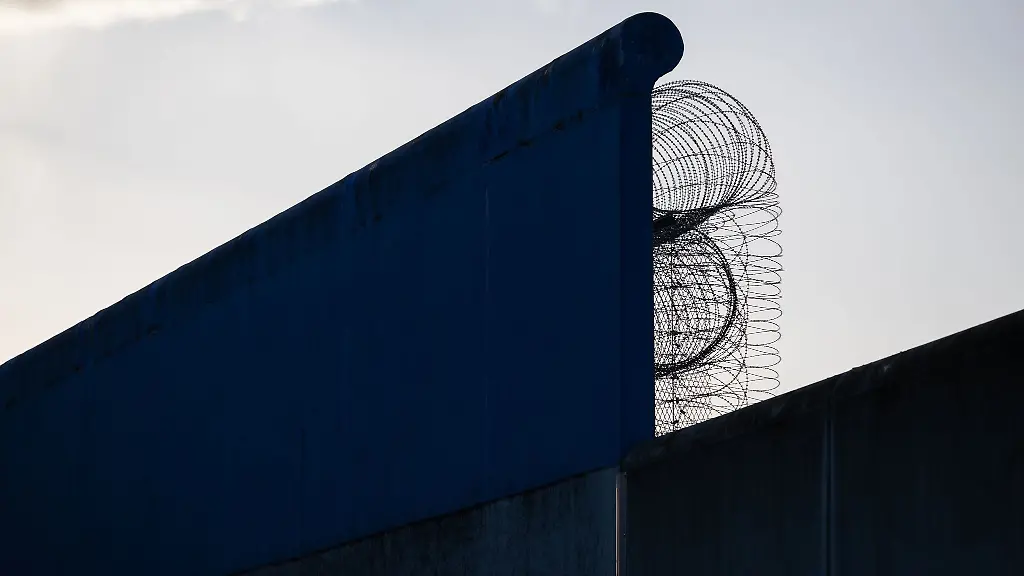 Blick-auf-Mauern-und-Stacheldraht-an-einer-Justizvollzugsanstalt
