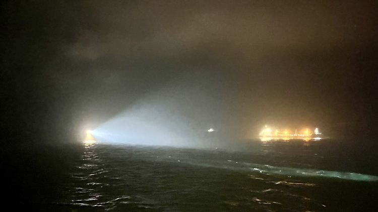 Scheinwerfer durchsuchen das Wasser an der Unglücksstelle.