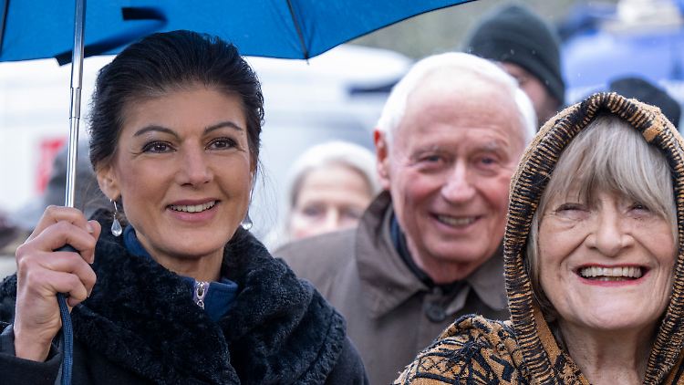 Sahra Wagenknecht und ihr Mann Oskar Lafontaine sowie Alice Schwarzer auf der Friedensdemo im Februar in Berlin.