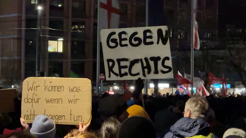 Menschen-demonstrieren-gegen-Rechtsextremismus