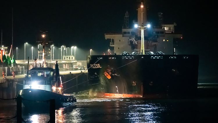 Das Frachtschiff "Polesie" wird in der Nacht von zwei Schleppern an den Kai der Seebäderbrücke gezogen. Die "Verity" ist nach der Kollision gesunken.