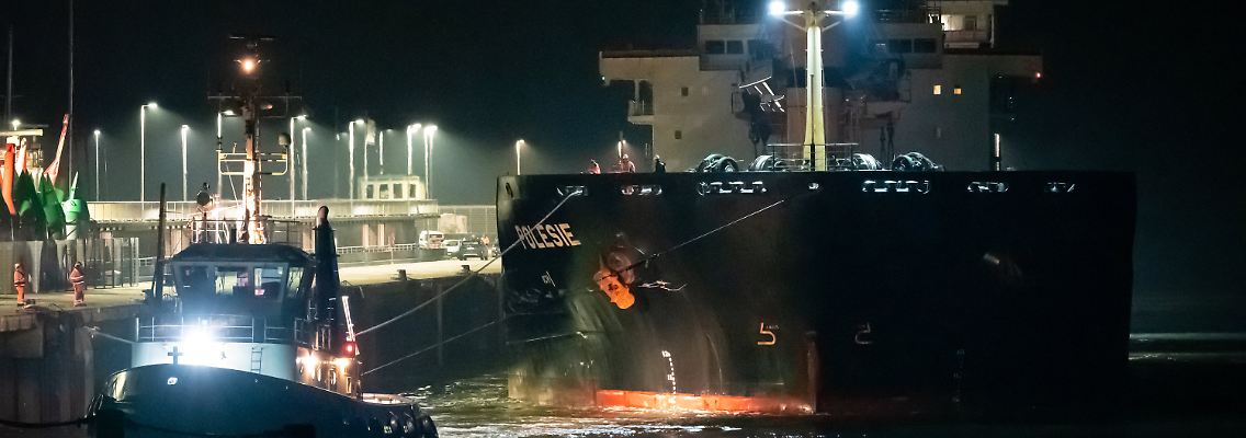 Das Frachtschiff "Polesie" wird in der Nacht von zwei Schleppern an den Kai der Seebäderbrücke gezogen. Die "Verity" ist nach der Kollision gesunken.