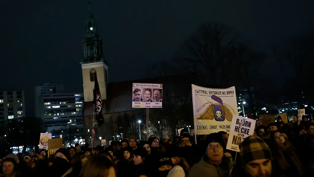 Menschen-demonstrieren-gegen-Rechts