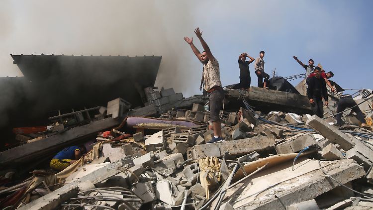 Bild der Zerstörung im Gazastreifen: Nach einem israelischen Luftangriff suchen Palästinenser in Trümmern nach Überlebenden.
