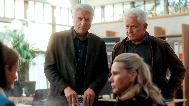 Franz Leitmayr (Udo Wachtveitl, l.) und Ivo Batic (Miroslav Nemec) befragen Syvlie (Veronica Ferres).