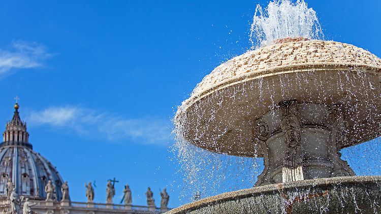 Der junge Mann hatte sich als Ort für seinen Antrag den Brunnen auf dem Petersplatz in Rom ausgesucht.