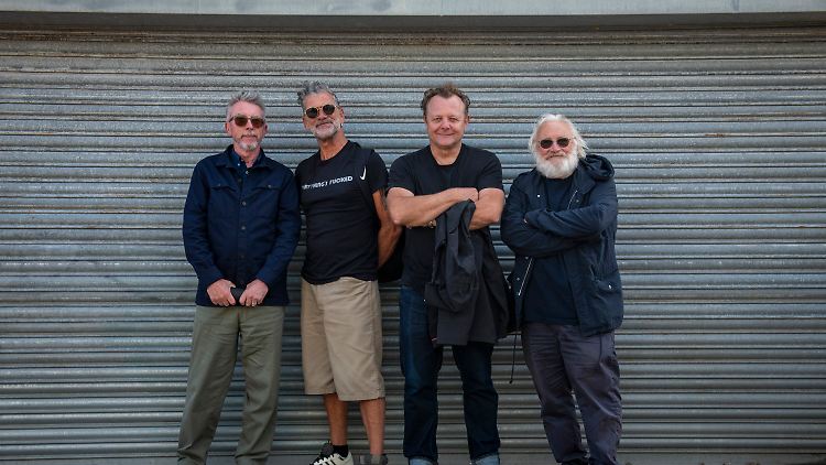 Ex-Darsteller David Olrod und Fraser Morrison sowie "Stomp"-Erfinder Luke Cresswell und Steve McNicholas (v.l.).