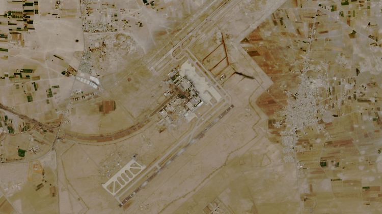 Syriens wichtigster Airport: Der Flughafen Damaskus, hier in einer Sentinel-2-Aufnahme vom 24. Oktober - zwei Tage nach den Angriffen.