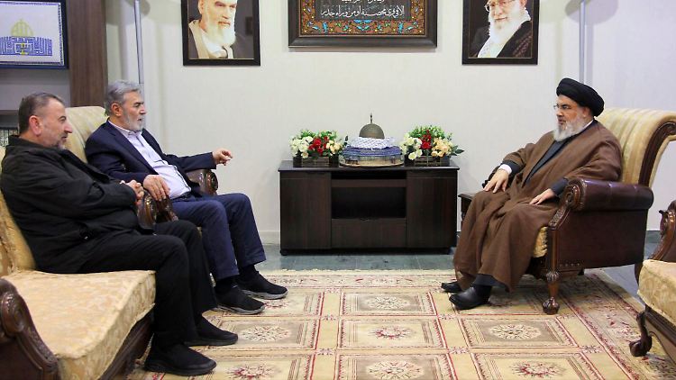 Hassan Nasrallah (r.) traf sich mit Salih al-Aruri (ganz links) und mit Siad Nachali.