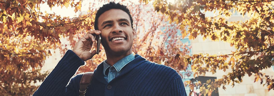 Diese Regeln sollten Männer für den Büro-Dresscode im Frühling beachten.