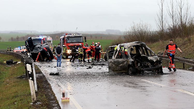 Bei dem Unfall auf der B247 in Thüringen brannten zwei Fahrzeuge vollständig aus.