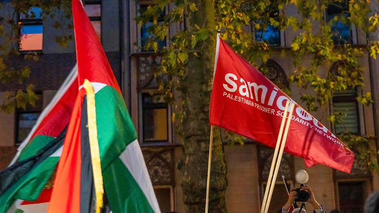 Flaggen Palästinas und des umstrittenen Netzwerks Samidoun bei Protesten in Duisburg.