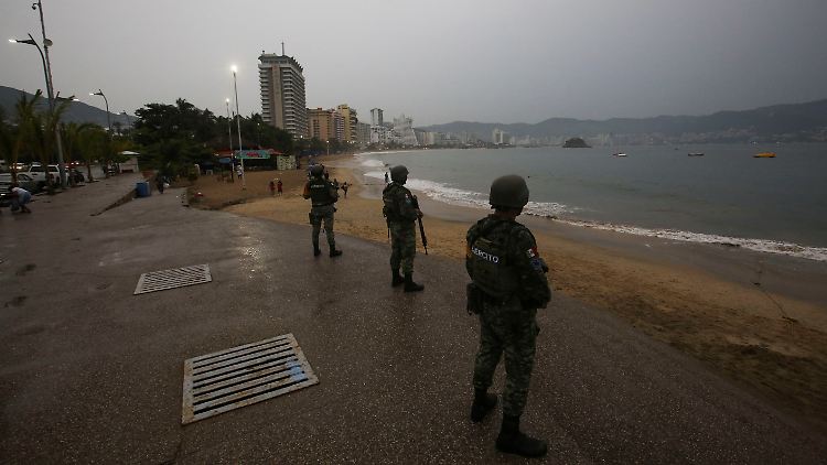 Während sich Hurrikan "Otis" auf Acapulco zubewegt, bewachen Soldaten einen Strand.