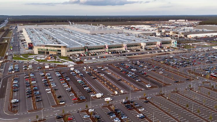 Die Tesla Gigafactory in Grünheide umfasst bereits ein riesiges Areal - und sie soll weiter wachsen. 