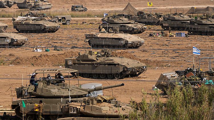 Die israelische Armee steht für den Einsatz im Gazastreifen bereit.