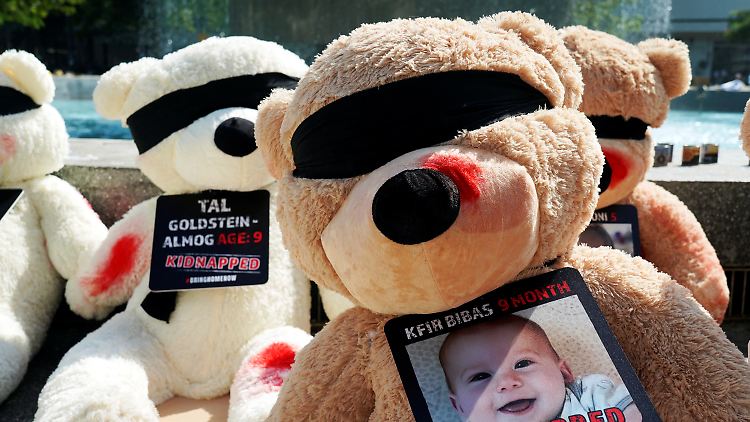 Am Dizengoff-Platz in Tel Aviv symbolisieren Teddys die entführten Kinder.