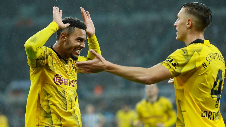 Felix Nmecha (links) bejubelt sein 1:0 für den BVB.