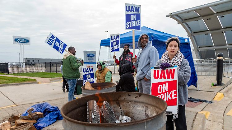 Viele Beobachter hatten erwartet, dass Ford wegen seiner guten Beziehungen zur UAW als erster der drei Autohersteller einen Deal mit der Gewerkschaft schließt. 
