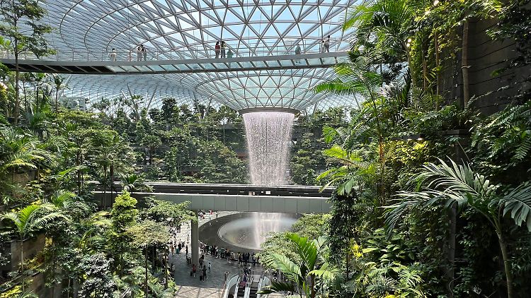 "The Jewel" am Changi Airport ist ein gläserner Rundbau mit einem 40 Meter hohen, runden Indoor-Wasserfall und hängenden Terrassengärten.