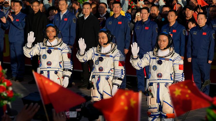 Jiang Xinlin, Tang Hongbo und Tang Shengjie, die chinesischen Astronauten der Shenzhou-17-Mission, bei der Abschiedszeremonie für ihre bemannte Raumfahrtmission im Jiuquan Satellite Launch Center. 