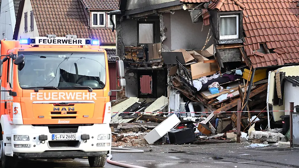 Truemmerteile-liegen-nach-einer-Explosion-vor-einem-Wohnhaus-in-Stuttgart-Vaihingen