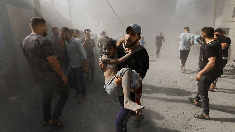 Ein Palästinenser trägt ein verletztes Kind nach einem israelischen Angriff auf Chan Yunis im südlichen Gazastreifen.