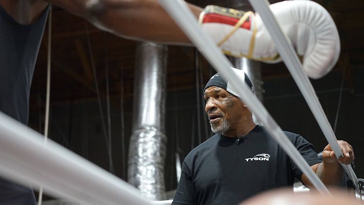 Mike Tyson macht Francis Ngannou fit.
