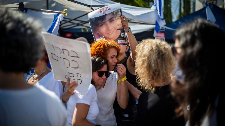 Einwohner von Kfar Azza demonstrieren für die Rettung der israelischen Geiseln, die von Hamas-Terroristen festgehalten werden.