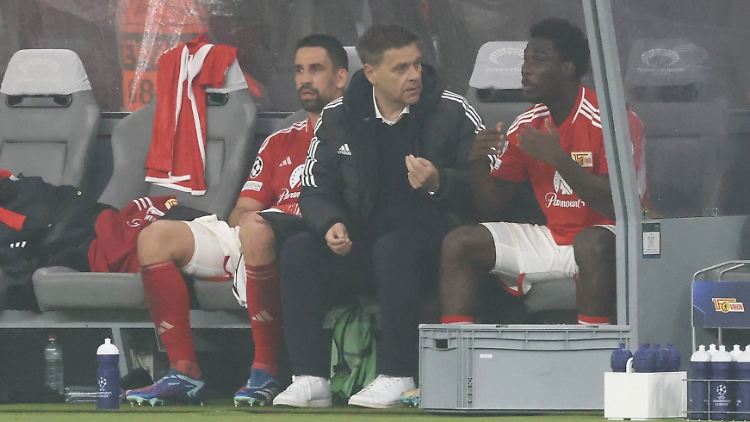 David Fofana (r.) nach seiner Auswechslung im Gespräch mit Union-Manager Oliver Ruhnert.