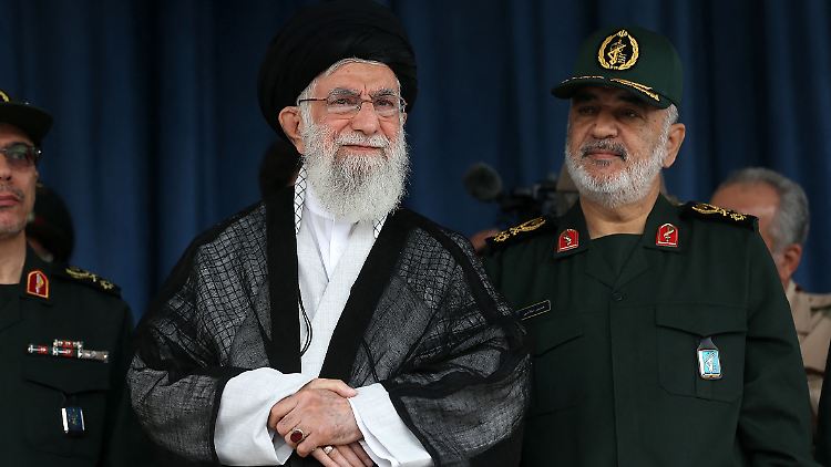 Der Kommandeur der iranischen Revolutionsgarden (rechts), Hussein Salami, mit Staatsoberhaupt Ajatollah Ali Chamenei.