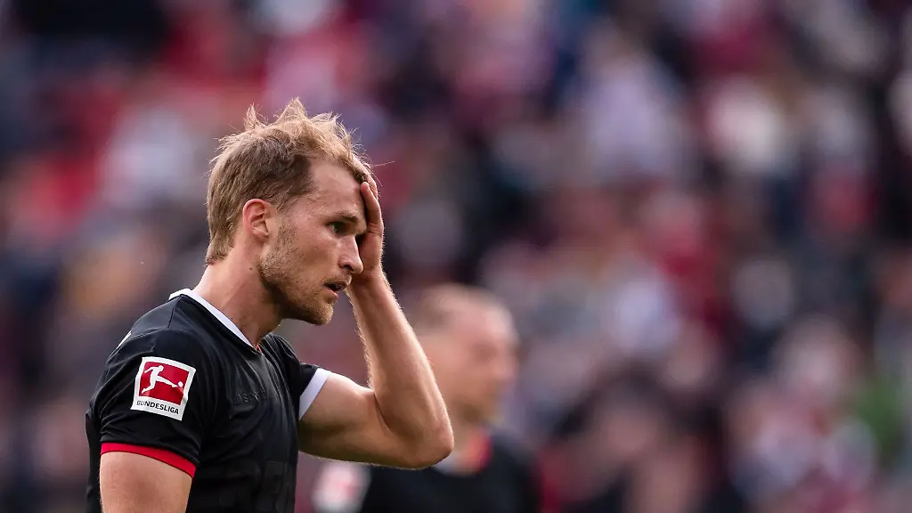 Fussball-Bundesliga-Bayer-Leverkusen-1-FC-Koeln-26-Spieltag-BayArena-Koelns-damaliger-Spieler-Sebastian-Andersson-fasst-sich-nach-einer-vergebenen-Torchance-den-Kopf