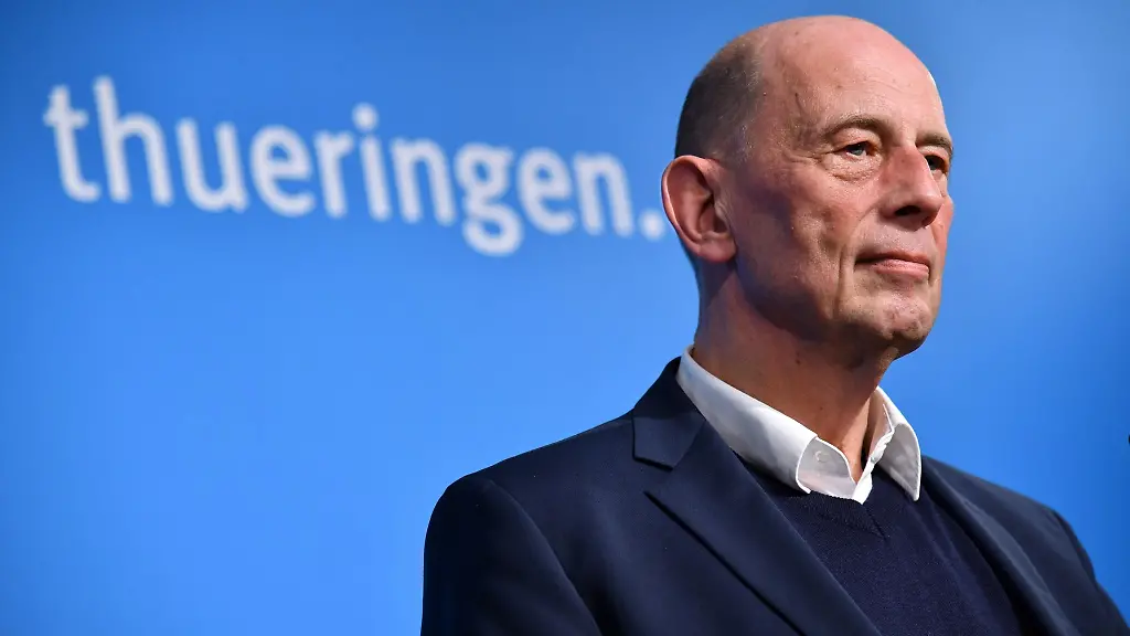 Thueringens-Wissenschaftsminister-Wolfgang-Tiefensee-spricht-zu-Journalisten