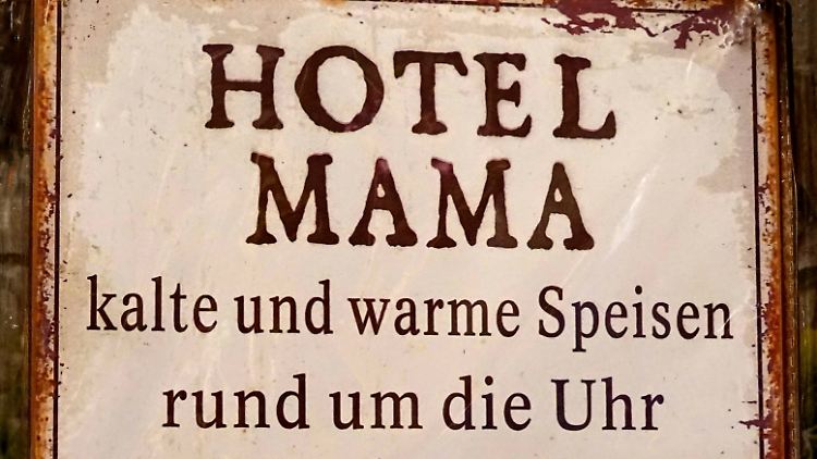 Mama hat für ihre beiden Söhne sicher ein paar Tipps für das Leben auf eigenen Beinen parat.