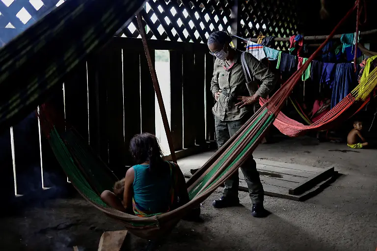 Marina-Silva-Brazil-s-Minister-of-the-Environment-and-Climate-Change-talks-with-a-Yanomami-woman
