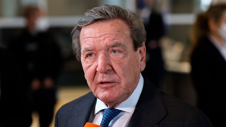 Zwischen Gerhard Schröder und Wagenknechts Ehemann Oskar Lafontaine kam es 1999 zum Bruch.