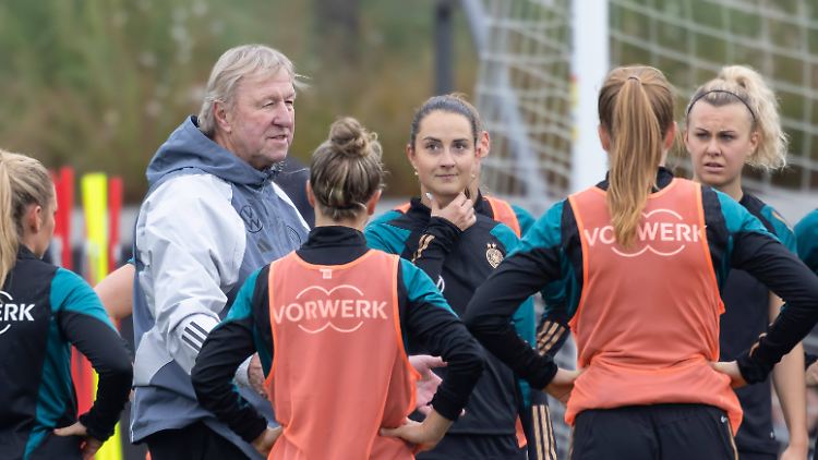 Hrubesch scheint einen guten Draht zur Mannschaft zu haben.