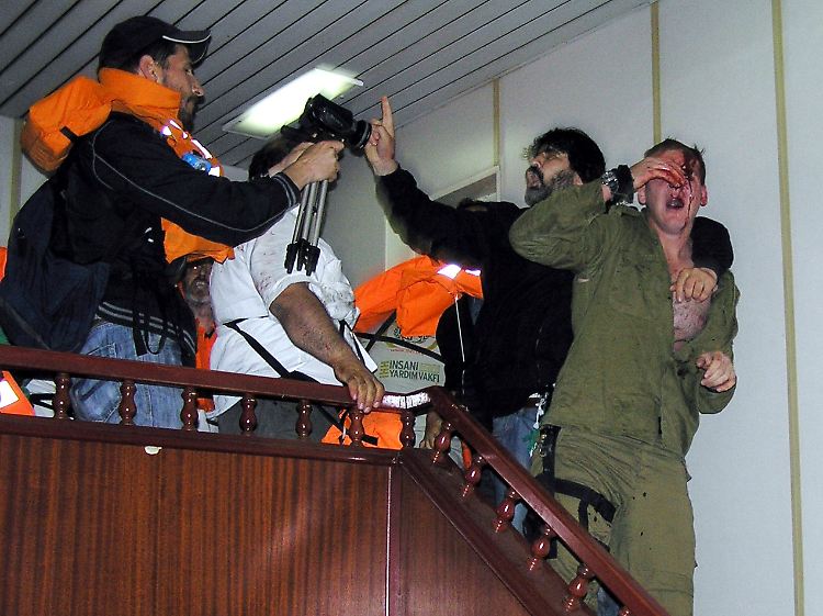 Türkische Verteidiger hatten auf die Israelis eingeprügelt, diese töten dann neun Türken.