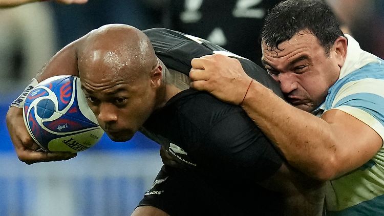 Mark Telea (l.) und seine Neuseeländer wollen sich an Südafrika für die historische Klatsche vor der WM rächen.