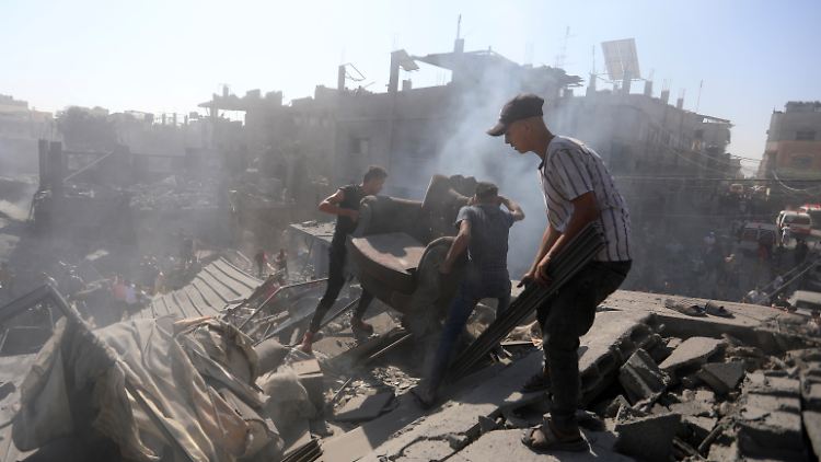 Palästinenser nach israelischen Luftangriffen auf die Stadt Chan Yunis. Unter anderem Deutschland sprach sich gegen einen EU-Aufruf für einen sofortigen humanitären Waffenstillstand aus. 