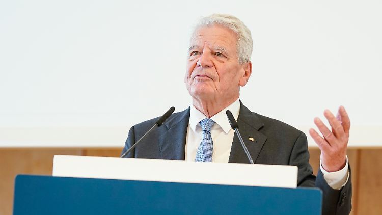 Der Antisemitismus, der sich in Schulen, Familien und auf der Straße seit Jahren zeige, sei und bleibe widerlich, sagt Gauck.