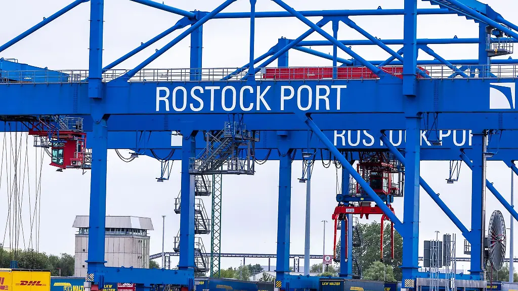 Hafenkrane-stehen-an-einem-leeren-Verladekai-im-Rostocker-Seehafen